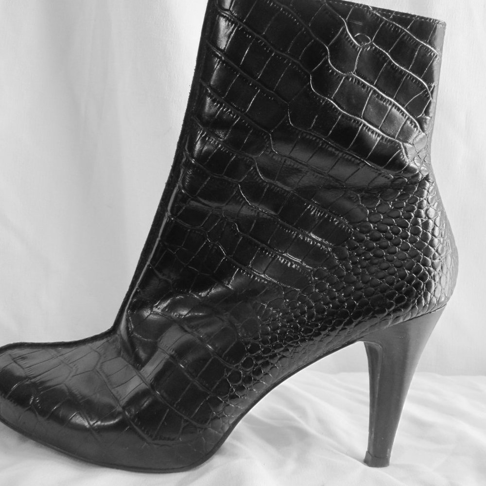 Black Leather Croc Embossed Ankle Booties Sz 9 by Aubrey Brooke